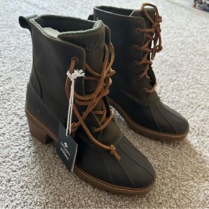 Size 7.5 Sperry heeled rain boots. Dark green and black in color.